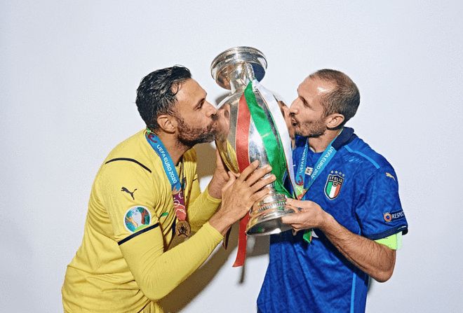 多位球员持 多位球员持